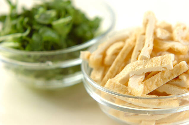 油揚げと貝われ菜のユズ煮の作り方の手順1