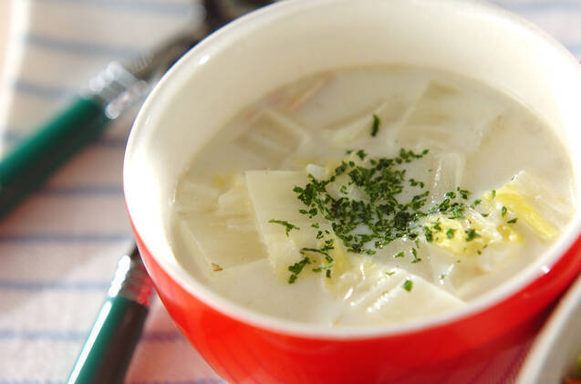 赤いスープカップに盛られた、大根と白菜のミルクスープ