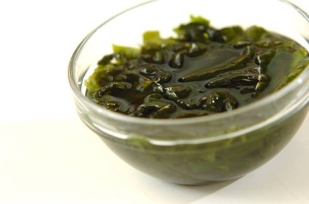 ワカメと刺身コンニャクのゴマ酢和えの作り方の手順1