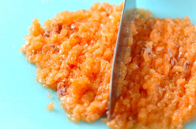 鮭バーグの作り方の手順1