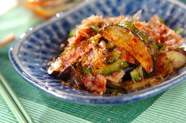 青い柄のお皿に盛られたなすとゴーヤの炒め物