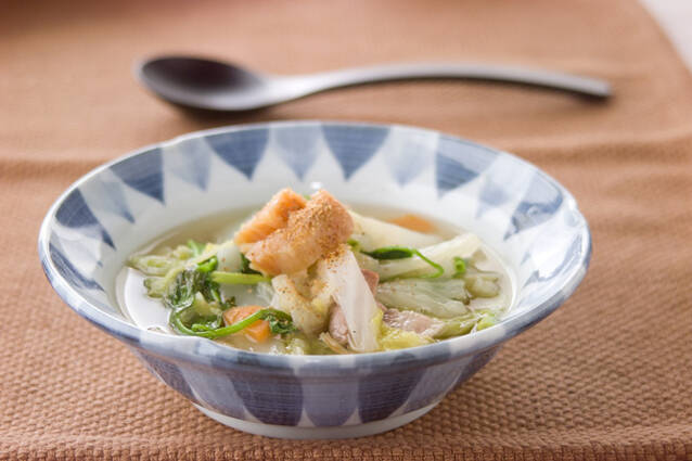 模様入りの深皿に盛りつけられた豚バラ肉と白菜の干し貝柱風味煮