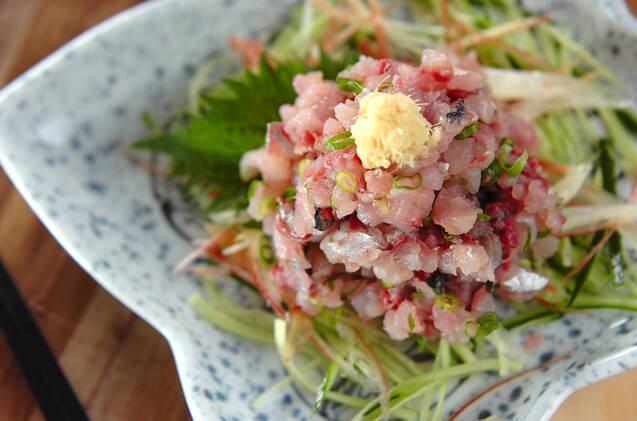 生の鯵を細かく切り、ネギと合わせ、きゅうりやミョウガの上に盛ったひと品。醤油をつけていただく。