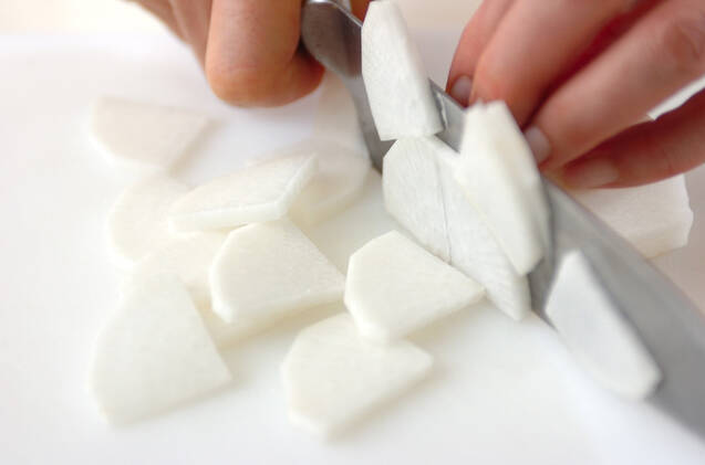 大根と油揚げの粕汁　【大根下部】の作り方の手順1