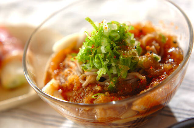 透明な器に盛りつけたひとくちみぞれ蕎麦