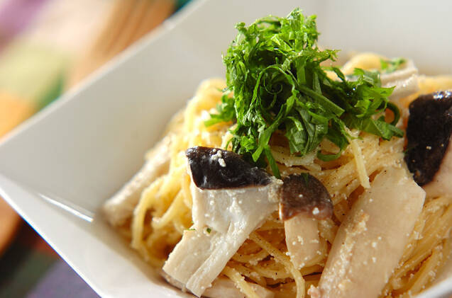 白い四角形の皿に盛られ、大葉をトッピングしたエリンギのたらこクリームパスタ