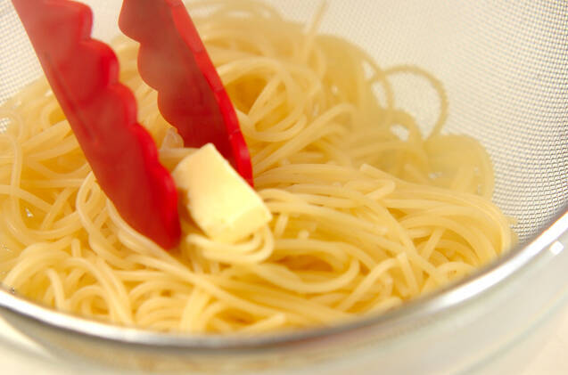 調味料２つ！オイルサーディンのバターしょうゆパスタの作り方の手順3