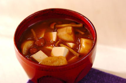 ナメコと豆腐の赤みそ汁
