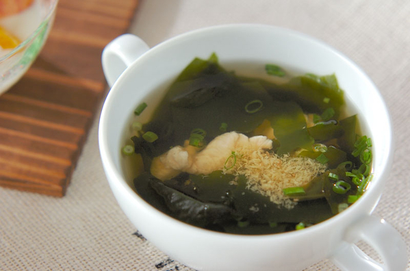 白い器に入ったささ身とわかめのスープ