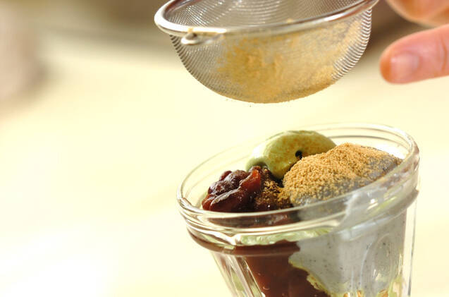 黒ゴマ餅の和風パフェの作り方の手順2