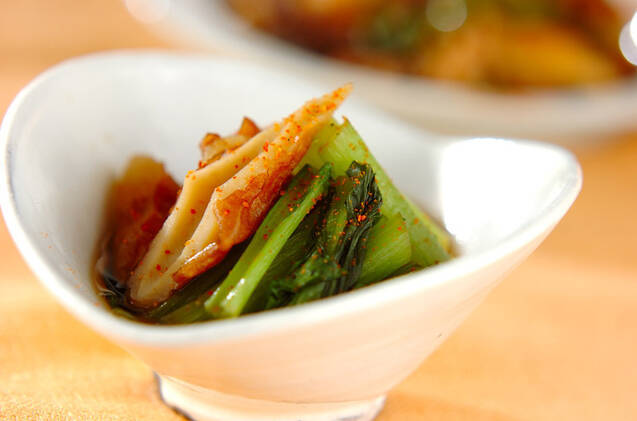 小松菜とちくわの煮物が白い器に盛られている
