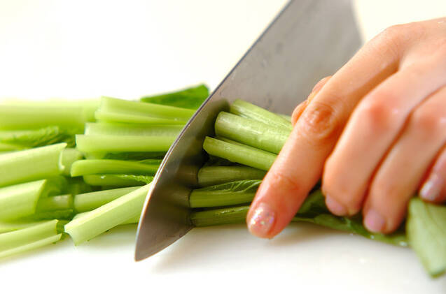 小松菜とちくわの煮物の作り方の手順1