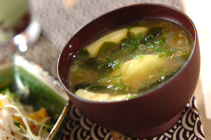 茶色いお椀に盛られたなすとわかめの味噌汁