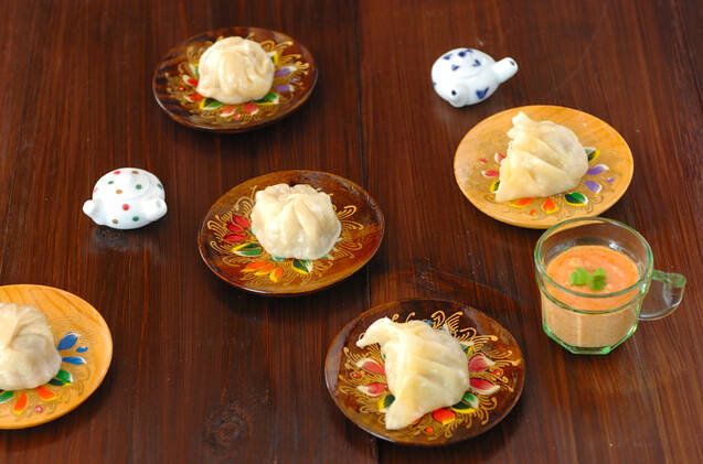 小皿にネパールの蒸し餃子モモが1個ずつ盛られている