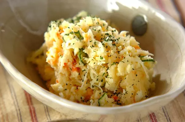 おうちでプロの味!定番の具だくさんポテトサラダ