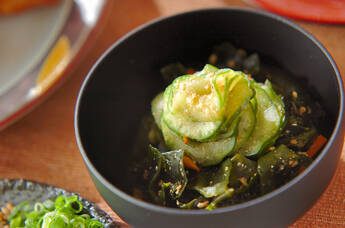 ワカメとキュウリのゴマ酢和え