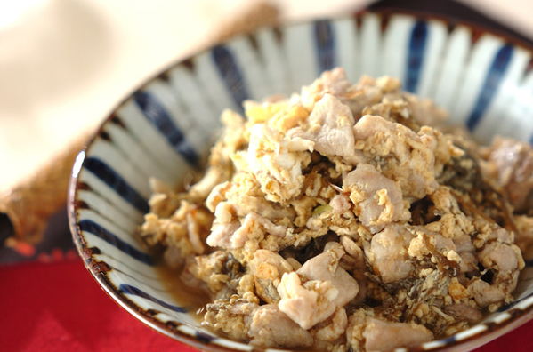 陶器に盛り付けた豚肉ともずくの卵炒め