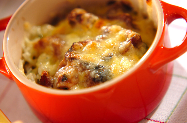 赤い耐熱容器に入っている焼き鳥缶のチーズ焼きごはん