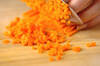 ニンジンのそぼろご飯の作り方の手順1