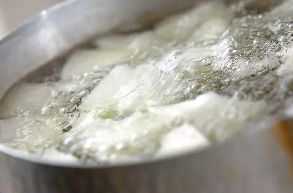 冬瓜とイカの煮物の作り方1