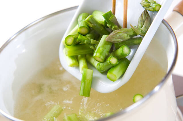 アスパラのみそ汁の作り方の手順4