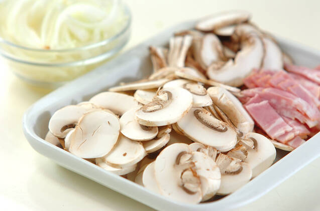 キノコのクリームペンネの作り方の手順1