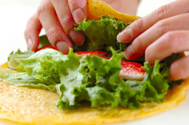 カニカマとグリーンリーフの卵巻きの作り方の手順3