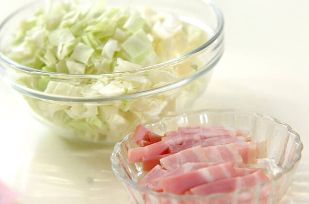 キャベツとベーコンのコーンリゾットの作り方の手順1