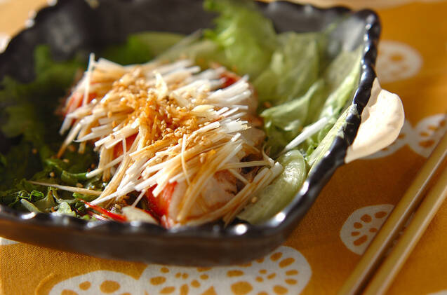 黒い角皿に盛りつけたレタスと金目鯛の中華蒸し