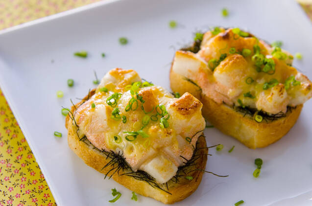 角皿に盛り付けたたらこマヨのもちもちバゲット