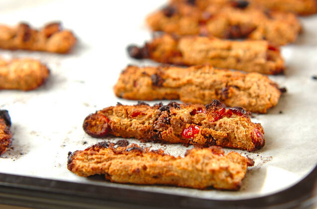 クランベリーとレーズンチョコが入った米粉とおからのクッキーバー