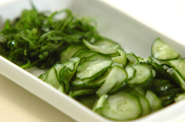 キュウリと大葉のゴマ酢和えの作り方の手順1