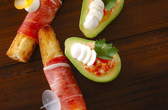 アボカドの前菜トースト添え