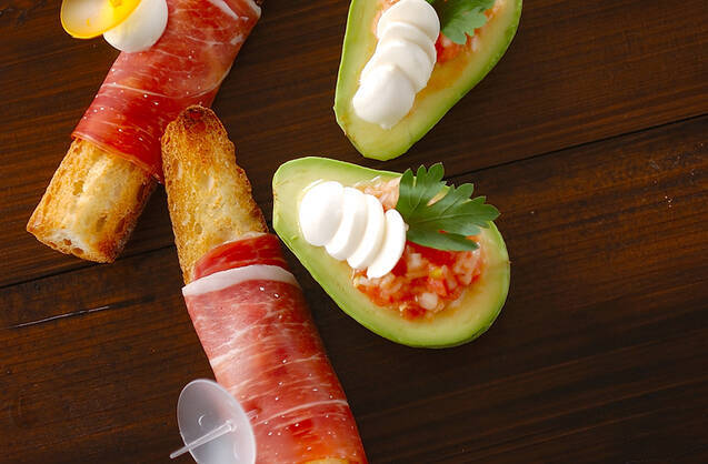 アボカドの前菜トースト添え