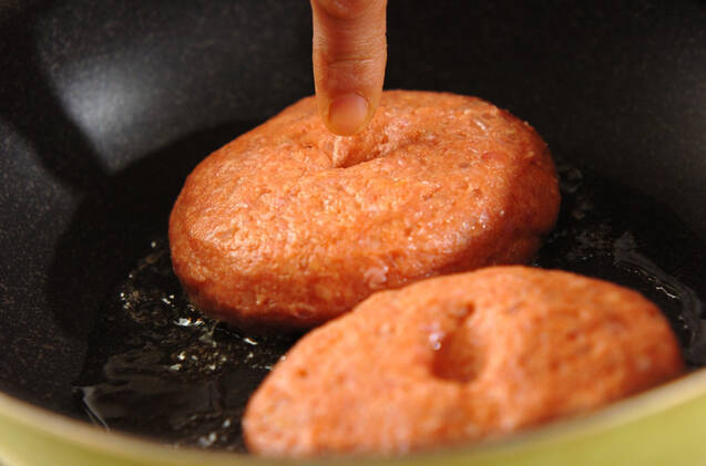 クリームトマトソースがけハンバーグの作り方の手順6