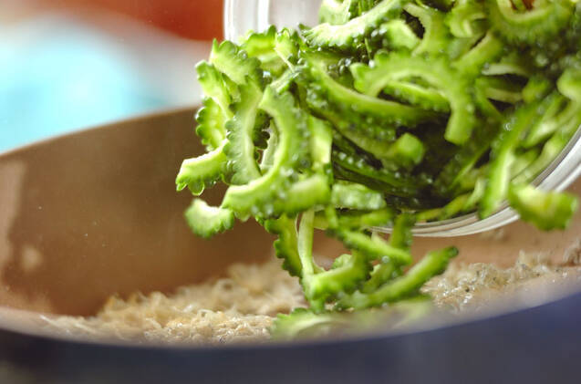 ゴーヤとジャコの炒め物の作り方の手順2