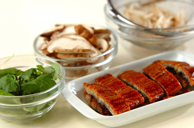 ウナギとゴボウの卵とじ丼の作り方の手順1