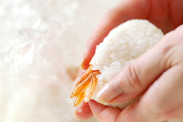 エビ天むすの作り方の手順4