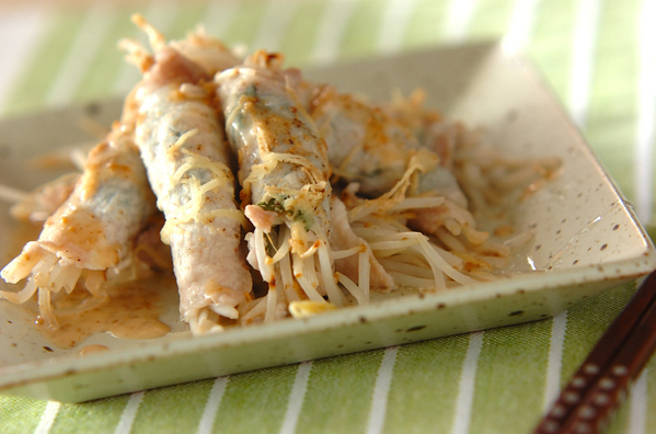 角皿に盛りつけられているもやしと大葉の豚肉ロール