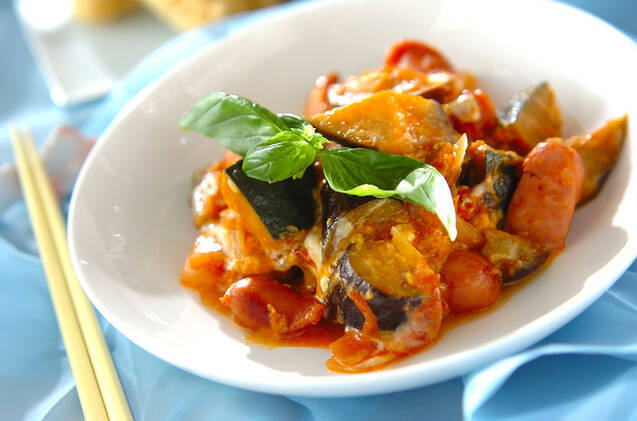 白い皿に盛りつけられた夏野菜とトロトロ卵のトマト煮込み