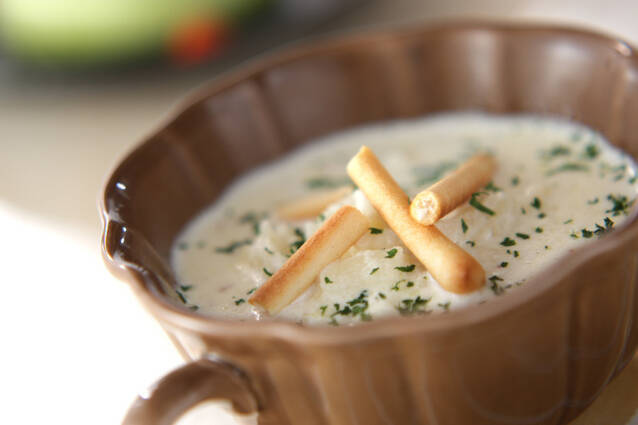 茶色のカップに入ったフライドポテトのポタージュ