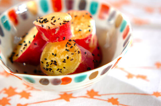 カラフルな容器に入ったさつまいものピーナッツバター煮