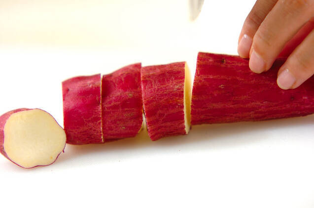 サツマイモのピーナッツバター煮の作り方の手順1