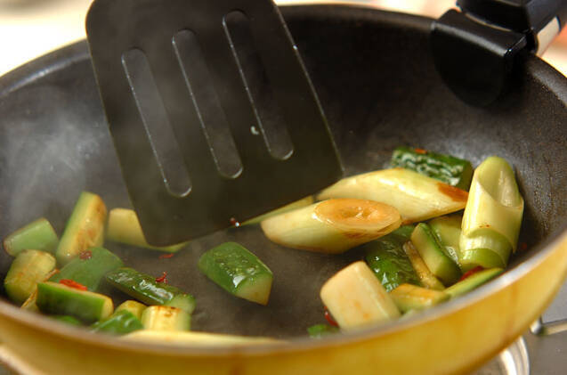 お酢が決め手！さっぱりきゅうりの炒め物の作り方の手順4