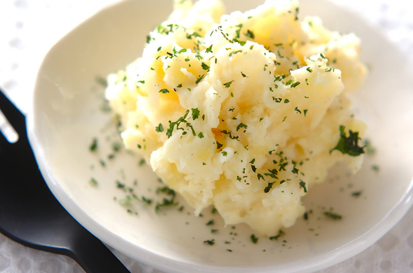 白い器に盛られたポテトサラダ