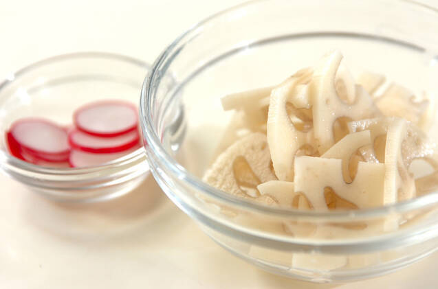 レンコンとラディッシュのピクルスの作り方の手順1