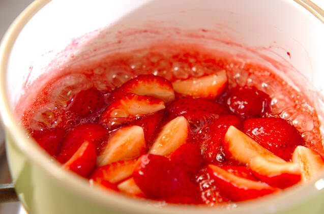 フレッシュイチゴソースヨーグルトの作り方の手順2