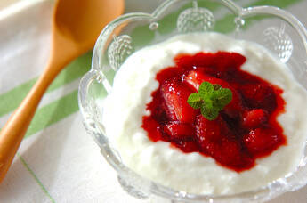 フレッシュイチゴソースヨーグルト