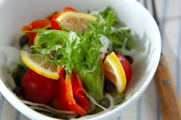 器に入ったカラフルなサラダ