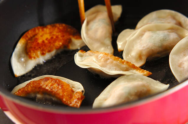ツナと大葉の揚げ焼き餃子の作り方の手順4